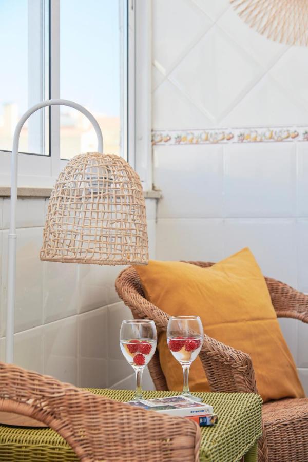 Central & Sunny 2Br Apt Near Beach, By Timecooler Setúbal Exteriör bild