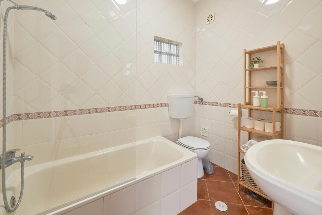 Central & Sunny 2Br Apt Near Beach, By Timecooler Setúbal Exteriör bild